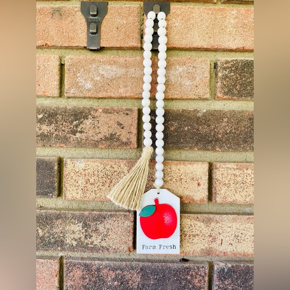 *White Beaded “Farm Fresh” Apple Tag Garland - Picture 4 of 13